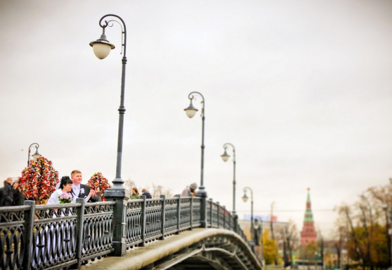 Скамья примирения и Лужков мост