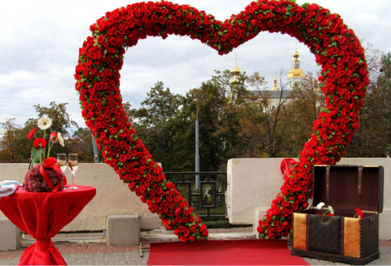 Сердце из роз на свадьбе