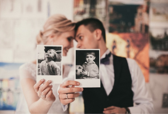 Фотосессия молодоженов с детскими фотографиями